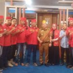 Serahkan Parang Ta’awu, TSWT Sultra Suport Pemerintahan Pj Bupati Konawe