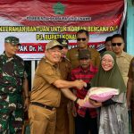 Tanggap Dan Sigap, Pj Bupati Konawe Turun Langsung Salurkan Bansos Kepada Korban Angin Puting Beliung