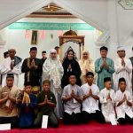 Shalat Ied Di Desa Ulupohara Konawe, Camat Besulutu Serahkan Sejumlah Hadiah Lomba