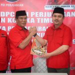 Bidik Kursi 01 Dari PDI-P, Abd Azis Kembalikan Formulir Pandaftaran Balon Bupati Koltim
