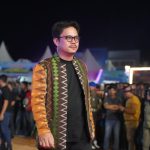 Hadiri Malam Puncak HUT Konsel Ke-21, Pemda Koltim Kompak Gunakan Kostum Motif Sorume