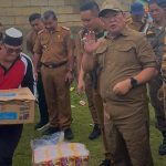 Kembali Kunjungi Warga Terdampak Abrasi Sungai Di Muara Sampara, PJ Bupati Harmin Berikan Bantuan Satu Ekor Sapi Hingga Sembako