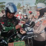 Rayakan Hari Jadi ke-76, Polwan Polda Sultra Bagikan Bunga Mawar Di Kendari