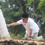 Usai Mendaftar Di KPU Konawe, Harmin Ramba Ziarah Ke Makam Raja Lakidende