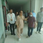 Jalani Pemeriksaan Kesehatan Sebagai Syarat Pencalonan Kepala Daerah, Harmin Ramba Disapa Warga Konawe Di RS Bahteramas