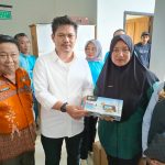 Peduli Kesejahteraan Masyarakat Koltim, Bupati Azis Serahkan Bantuan TKM Kepada 20 Kelompok