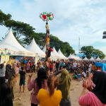 Lomba Panjat Pinang Meriahkan HUT Kolaka Timur Ke-12