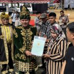 Momen HUT Koltim Ke-12, Bupati Azis Serahkan 40 Sertifikat Tanah Rumah Ibadah Dan PTSL