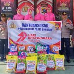 Peringati HUT Bhayangkara Ke-79, Polsek Rumbia Salurkan Bansos Kepada Masyarakat 