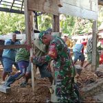 Hadir Ditengah Masyarakat, Babinsa Kodim Kolaka Bantu Rehap Rumah Warga Di Koltim