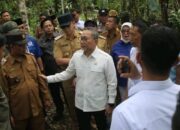 3.000 Bibit Kopi-Kakao Dibagikan, Menko Zulkifli Hasan Minta Petani Jaga Gunung Rajabasa