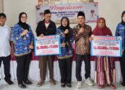 Kurangi Beban Ekonomi Warganya, Pemdes Taman Sari Salurkan BLT-DD Kepada 15 KPM