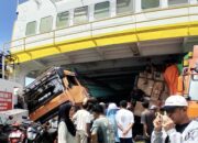 Cuaca Buruk, Mobil Truck Logistik Terbalik Di Dek Kapal Feri KMP. Bontoharu
