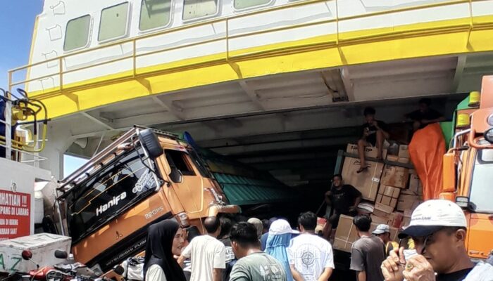 Cuaca Buruk, Mobil Truck Logistik Terbalik Di Dek Kapal Feri KMP. Bontoharu