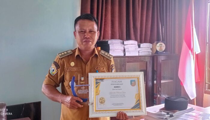 Camat Moramo Utara Terima Reward Prestasi Pengelolaan Dana Desa Tahun 2024