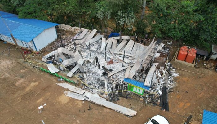 Hoaks Menyulut Api, Kantor Tambang PT RCP Hangus Dibakar Massa