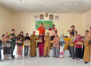 Camat Moramo Utara Salurkan Bantuan Sembako untuk Korban Banjir di Moramo Utara.
