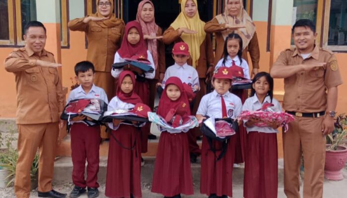 Kecamatan Moramo Utara Perkuat Komitmen Program SETARA, 30 Siswa SD Negeri 6 Terima Bantuan Seragam Sekolah Gratis